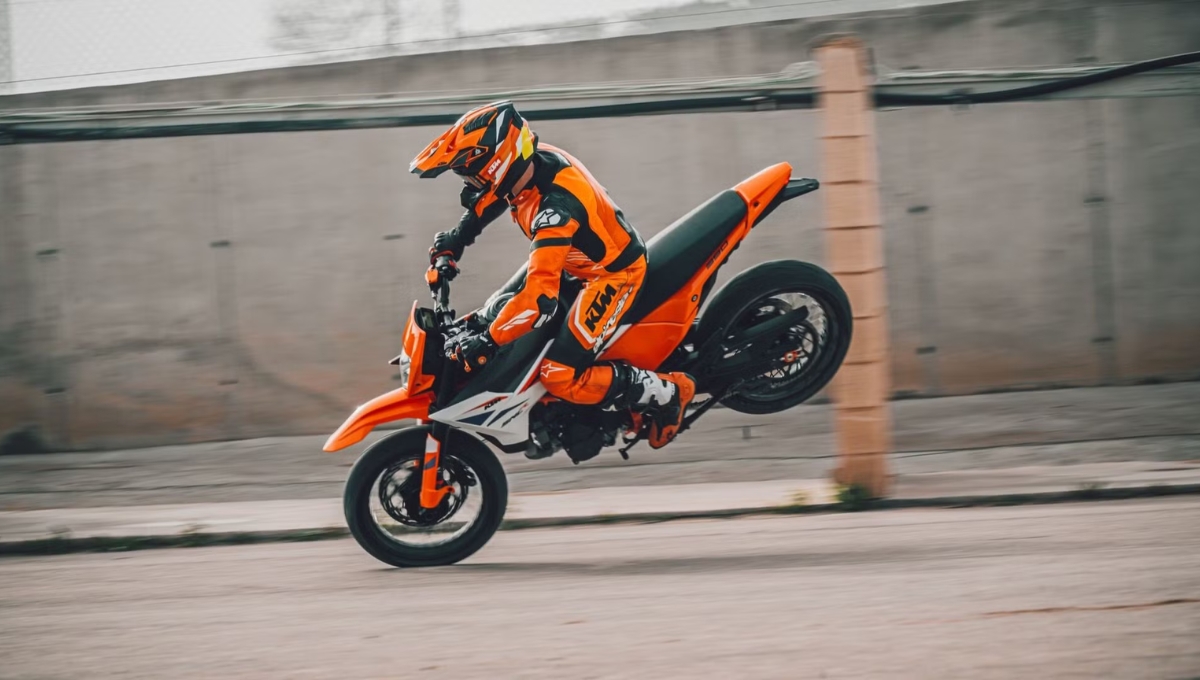 KTM 390 SMC R 2025: A Perfect Fusion of Style, Speed And Tech with 29.41 kmpl Mileage at Rs 3.45 Lakh
