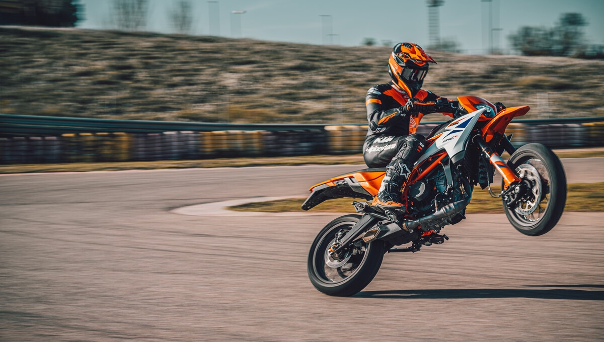 KTM 390 SMC R 2025: A Perfect Fusion of Style, Speed And Tech with 29.41 kmpl Mileage at Rs 3.45 Lakh