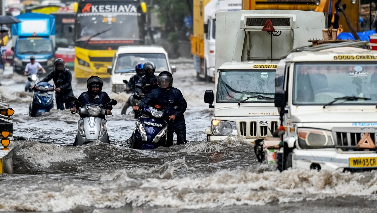 Weather Report: Mumbai Rain 2025 LIVE, heavy rain wreaks havoc in the city amid waterlogging and traffic jams