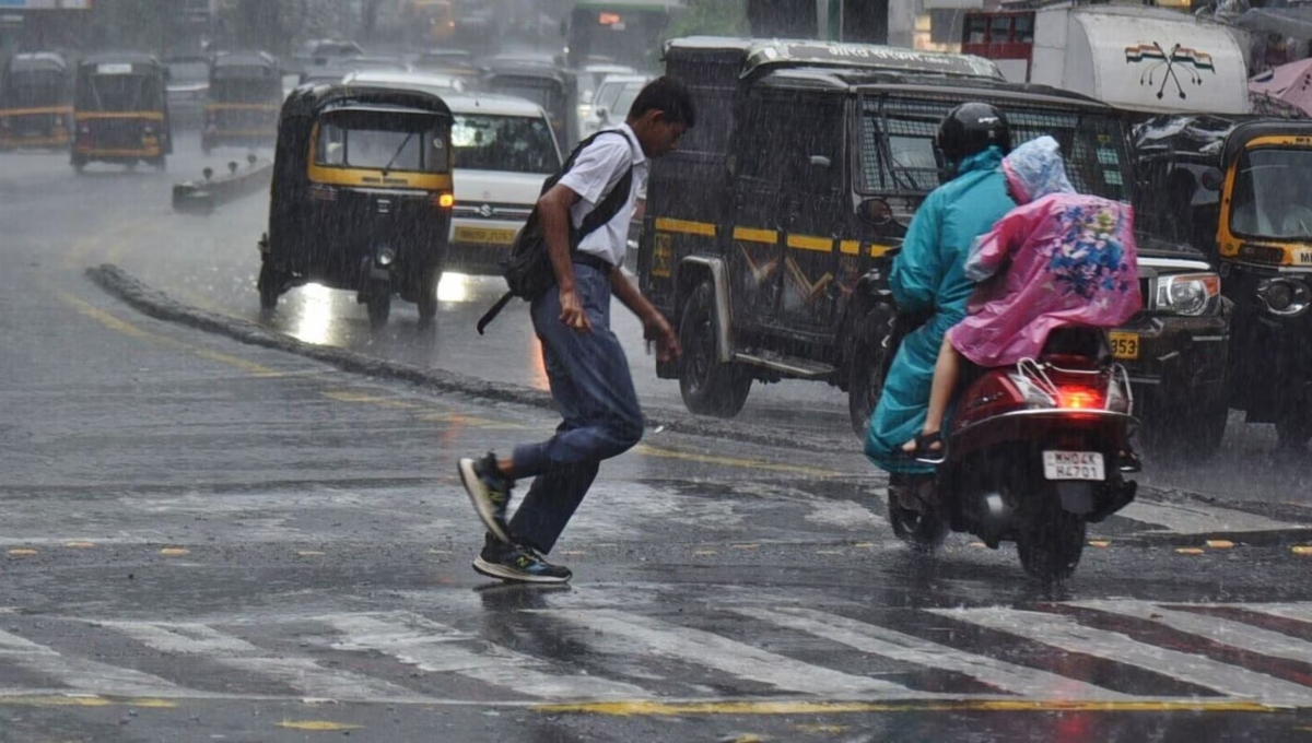Weather Report: Mumbai Rain 2025 LIVE, heavy rain wreaks havoc in the city amid waterlogging and traffic jams