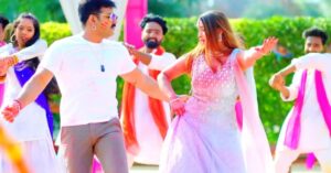 This Holi, Dance to Pawan Singh Latest Hit Lahe Lahe Rangab Salwarwa