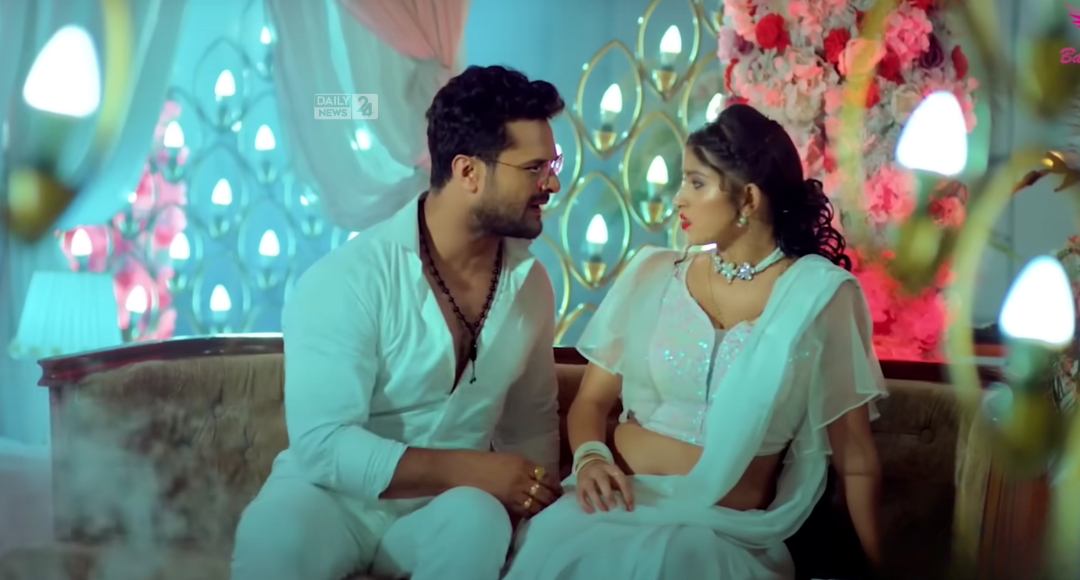 Khesari Lal Yadav and Komal Singh Set the Stage on Fire with Their Romantic Dance