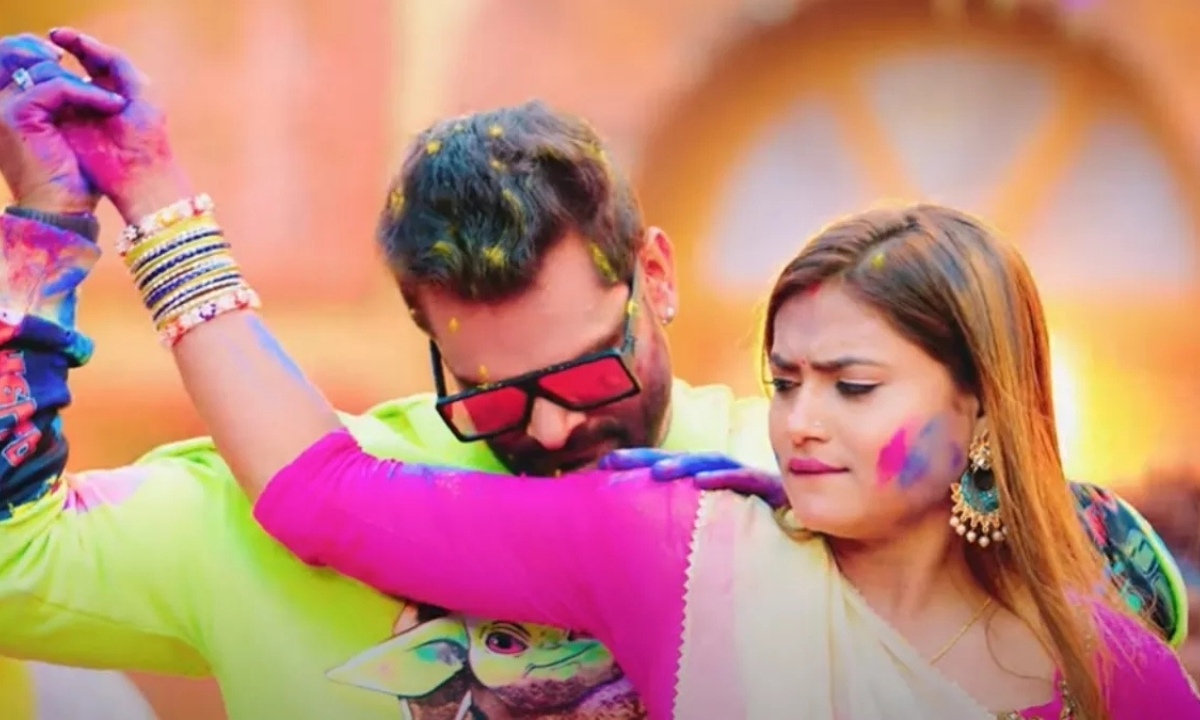 Khesari Lal Yadav and Rati Pandey Set the Festive Mood with Their New Holi Song Bangla Mein Ude La Abeer