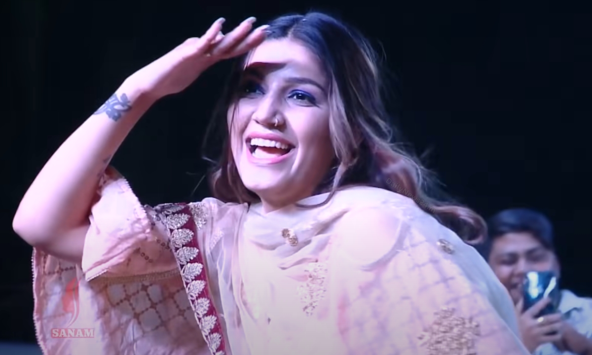 Haryanvi Song: Sapna Choudhary Sets the Stage on Fire Crowd Goes Wild on Goli Chal Javegi Dance Performance
