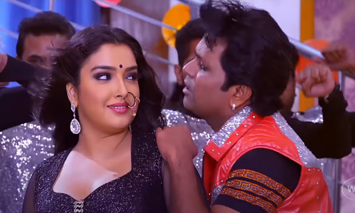Bhojpuri Song: Amrapali Dubey Turns Up the Heat in Bada Chunchunata Song with Bold Mini Skirt Look