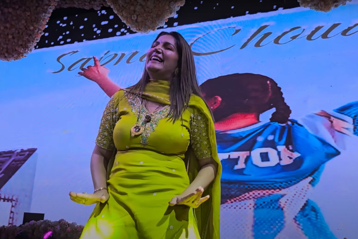 Haryanvi Song: Sapna Choudhary Sets the Stage on Fire Again Women Cheer Loudly as She Dances to Meri Saasu Dila De Bandook Mane