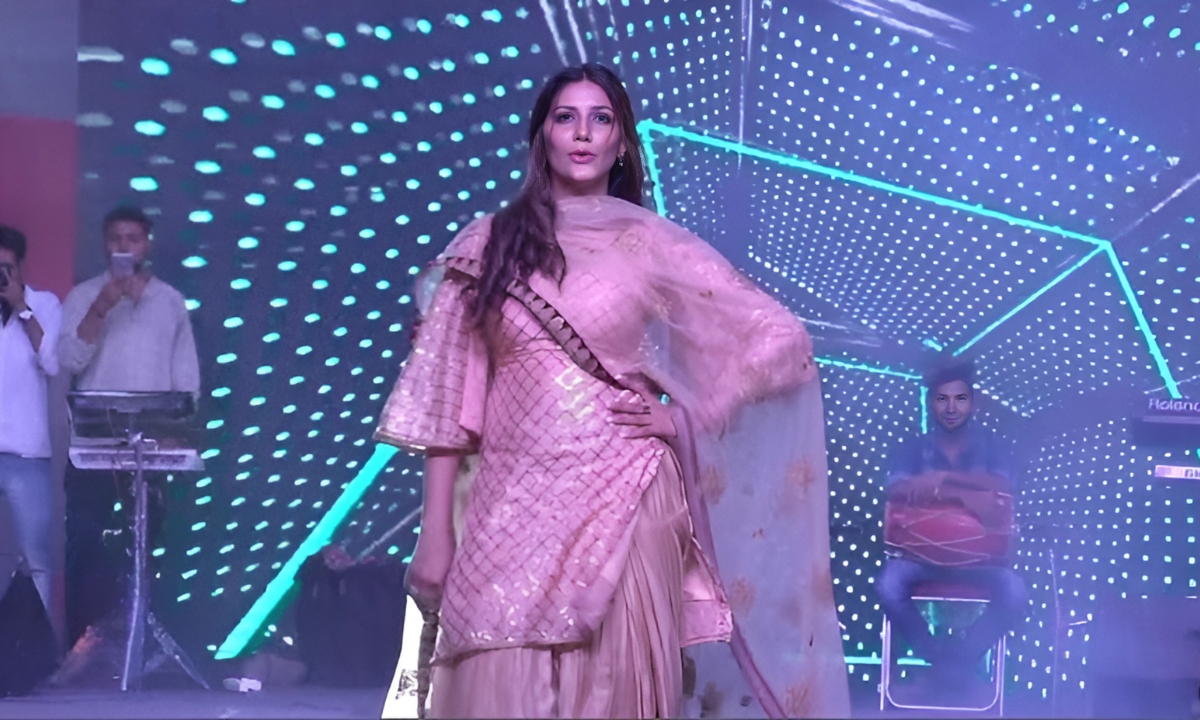 Haryanvi Song: Sapna Choudhary Sets the Stage on Fire Crowd Goes Wild on Goli Chal Javegi Dance Performance