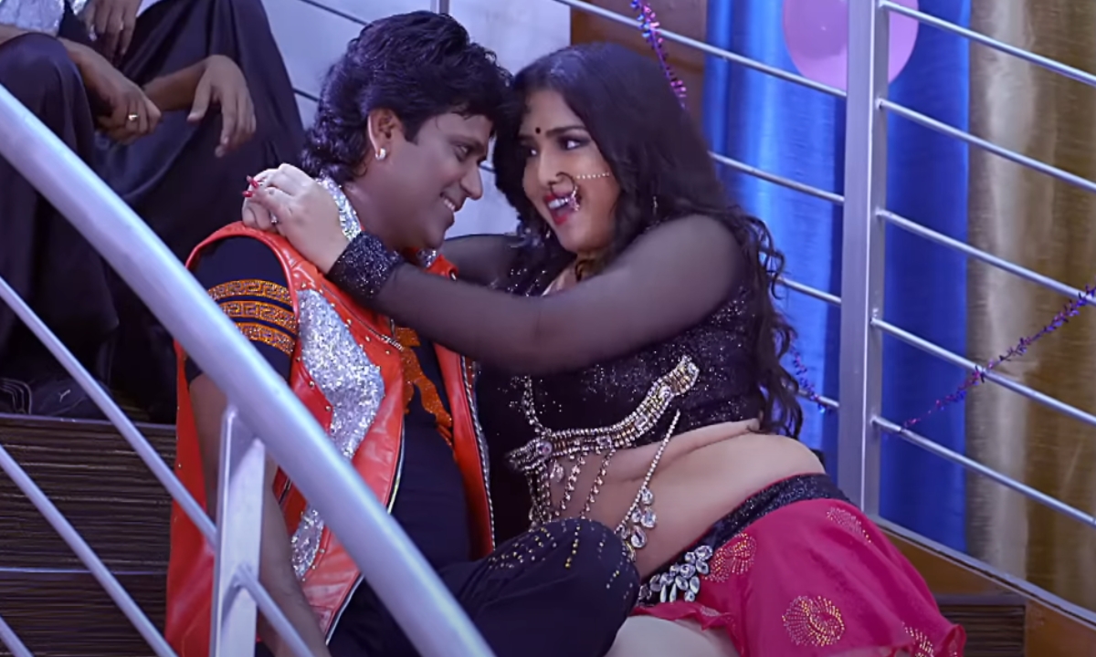 Bhojpuri Song: Amrapali Dubey Turns Up the Heat in Bada Chunchunata Song with Bold Mini Skirt Look