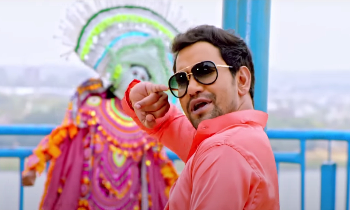 Nirahua and Amrapali Dubey Romantic Bhojpuri Song Jawan Sochela Sets YouTube on Fire