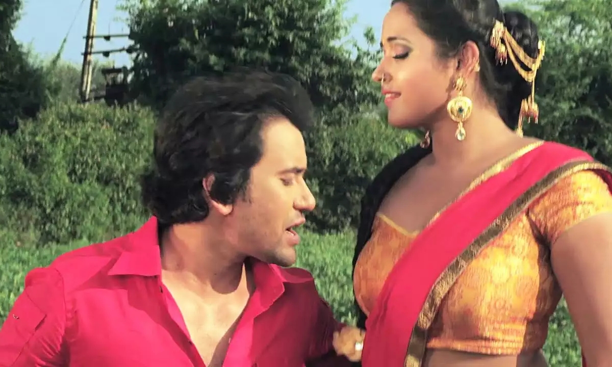Bhojpuri Song: Nirahua and Kajal Raghwani Romantic Chemistry in the Fields Wins Hearts Hum Hi Piya Ji
