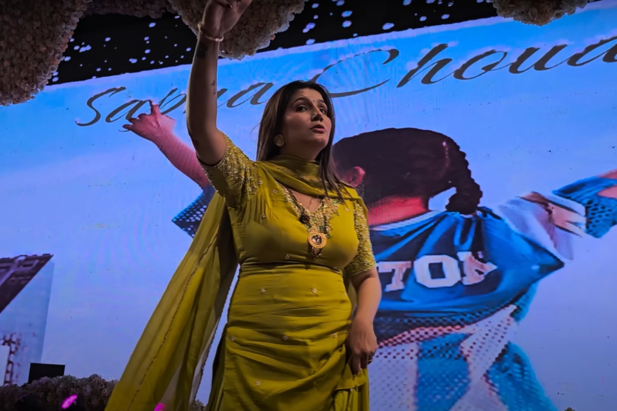 Haryanvi Song: Sapna Choudhary Sets the Stage on Fire Again Women Cheer Loudly as She Dances to Meri Saasu Dila De Bandook Mane