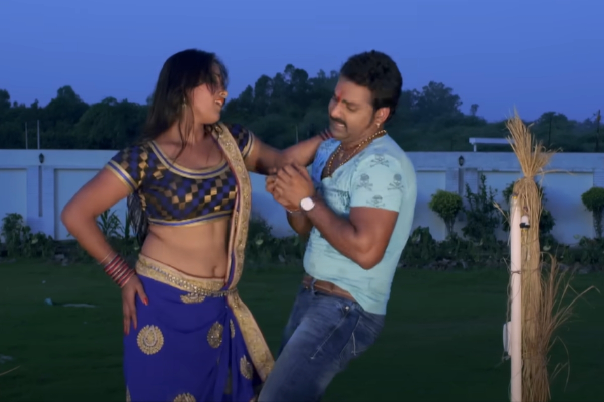 Bhojpuri Song: Kajal Raghwani on the Cot, Pawan Singh in Love Chhalkata Hamro Jawaniya Goes Viral