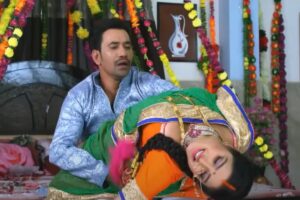 Bhojpuri Song: Dinesh Lal Yadav and Amrapali Magical Romance Breaks the Internet