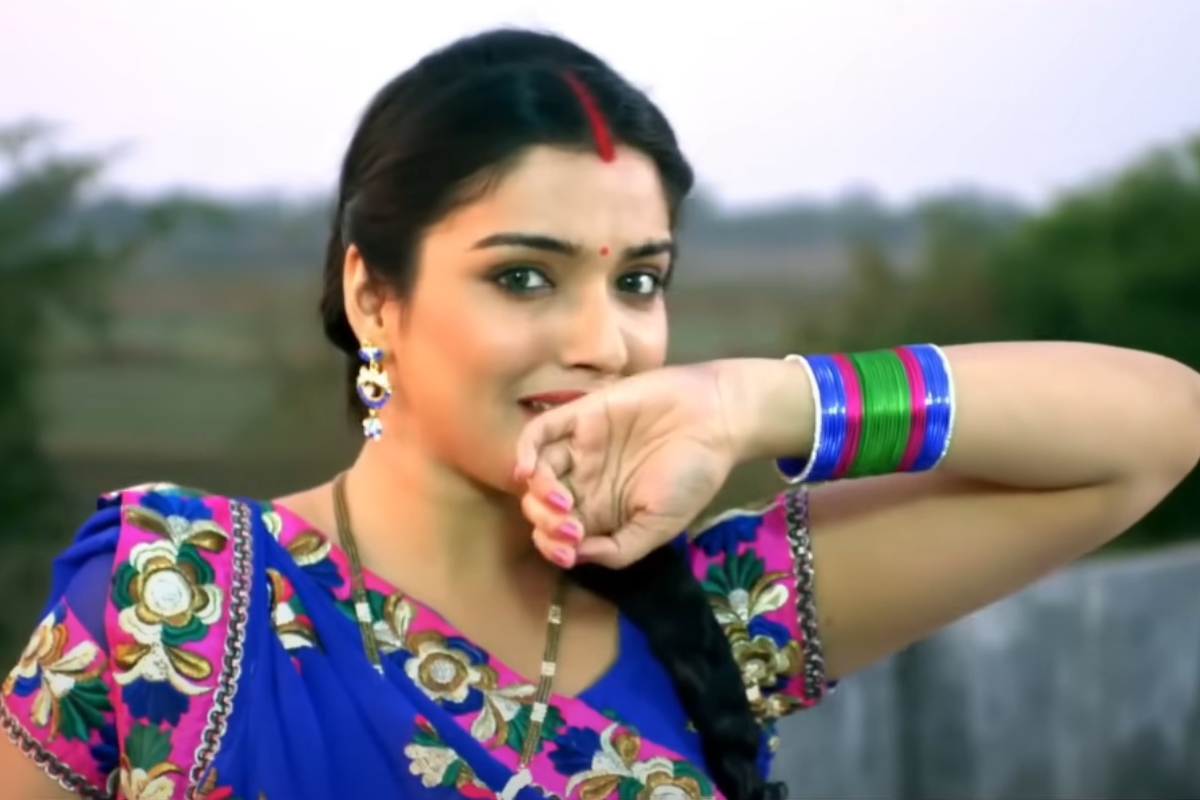 Bhojpuri Song: Nirahua and Amrapali Dubey Evergreen Romance Goes Viral Once Again