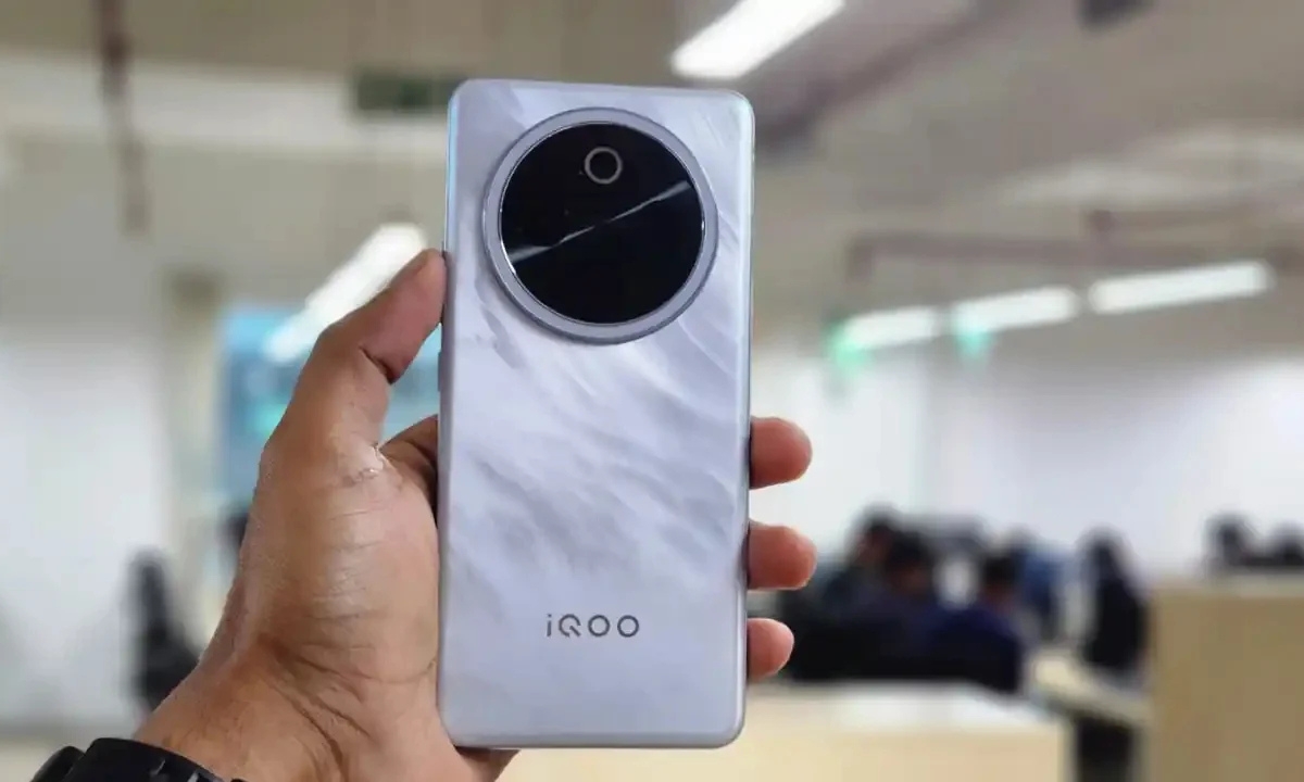 iQOO Z10 Launched with Massive Battery and 4K Camera A Power-Packed Smartphone at an Unbeatable Price