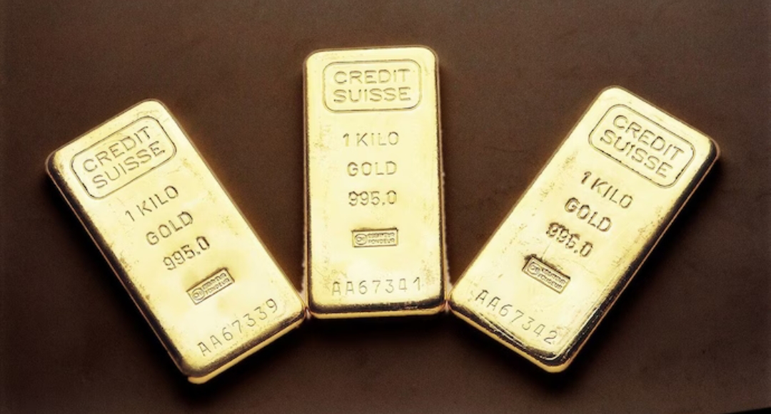 Gold Prices Drop, Silver Surges Is Now the Time to Invest