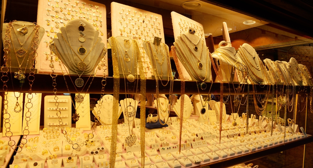 Gold Prices Soar to New Highs Amid Global Trade War Tensions