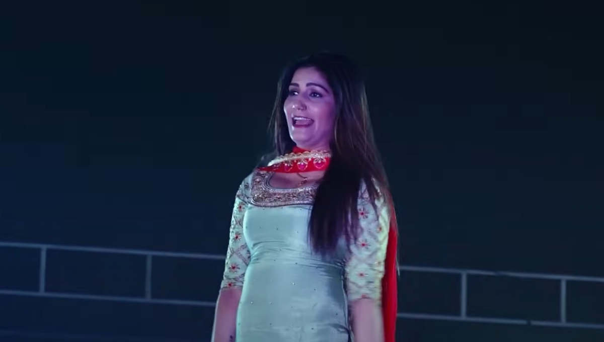 Haryanvi Song: Sapna Stunning Nikkar Nikkar Me Dance Performance Lights Up the Stage
