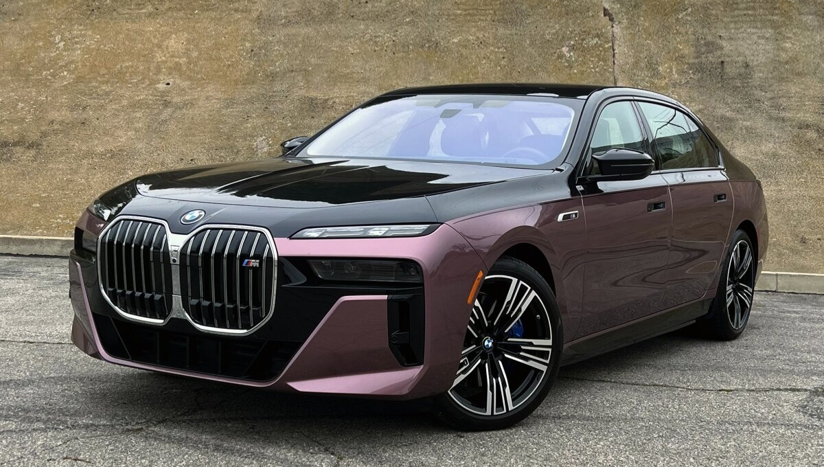 BMW i7: The Ultimate Electric Luxury Sedan with 650 BHP Power And 560 KM Range