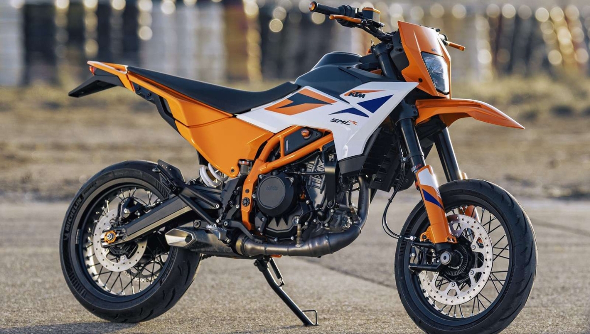 KTM 390 SMC R 2025: A Perfect Fusion of Style, Speed And Tech with 29.41 kmpl Mileage at Rs 3.45 Lakh